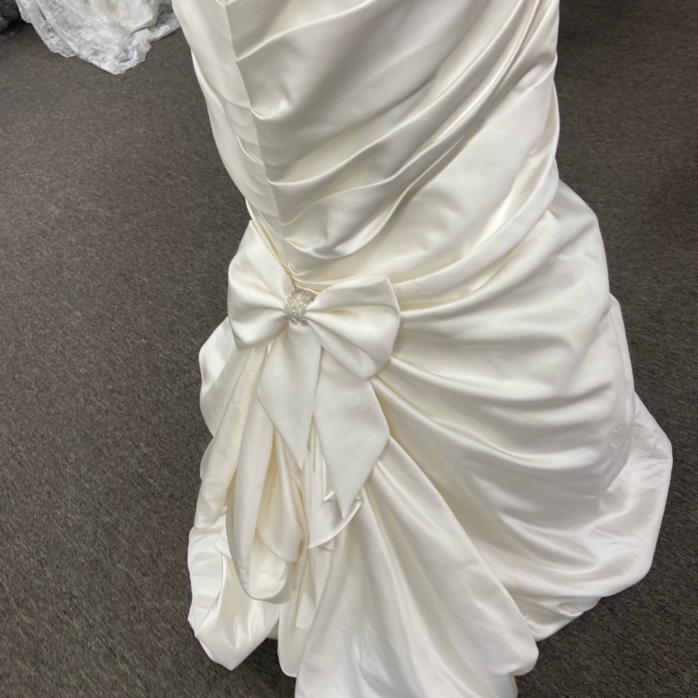 David's Bridal Elegant Cream Wedding Dress - Picture 4 of 16